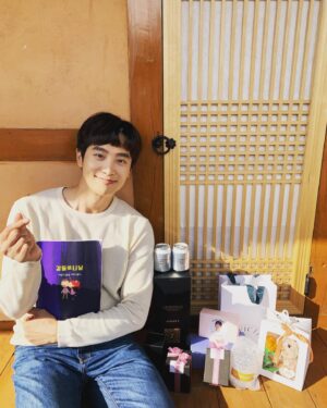 Choi Woong Instagram - .
네에버팬카페 사랑합니당😍
손수 먼길까지 와주시고 정성스러운 선물들 항상 감사합니다💕
촬영마무리 잘할게요 감사합니당 😆
🎬 #감동의나날 #김우석감독 #홍수아 #최웅