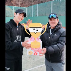 Choi Woong Instagram - .
전국대회 신청못하구 연습하러 나가자고한 동호인지도자, 우승자도 나올수있는 조건 빡센 세미오픈부에서 덜렁.. 매경기 매포인트 캐리해준 내파트너 @woochan87 우찬이덕분에 우승할수있었다👍 대회다녀줘서 고맙다😆 전국대회고고릥💨
매주 내똥볼받아주구 즐테빡테해주는 우리 수요모임 형, 동생들, 아낌없는 조언, 항상 공쳐줘서 고마워🥰 우리 아레나 식구들도 감사하구용🫰
테니스를 시작하게 해준 늘 응원해주고 챙겨주는 친구 수아 고마워😇 @sooah.hong 진심으로 우승축하해주구 케잌사준 울동생 사랑이 성엽이 @sa_rang_00726 @jacob__jang 고맙규🥳 멀리서도 오는길에 시내까지가서 케잌챙겨준 @lee___pro_ 울동현이도 갬동🥹 고마워🫰대회끝나고 여주에서 같이공쳐주구 진심으로 축하하준 울 동생들, 동현이, 성운이 @tennis_pro_seong_un 기태 @kitae_sonic 준수 @tennis__junsu 현수 @universe__tennis 재용이 @novak_yong 넘고맙규, 짱사부님도 감사합니다😆
나의 뷁핸드는 백핸드로 바꿔주신 금손 소라코치님 @sora_tennis94 덕분에 백핸드열심히칩니다 감사해요🙏
.
같이 공쳐주시고 축하해주신 모든분들 감사드리구 전국대회우승하러 vamos🔥🔥🔥 
#세미오픈 #우승 #지평오픈 #테린이 #테니스대회 #테니스우승 #wilsontennis #wilson #wilsonultra #wilsonshoes
#테니스 #테니스치는남자 #테니스치는연예인 #배우 #최웅