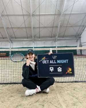 Choi Woong Instagram - .
올해 목표를 이뤘다…구력 1년을 채워갈때쯤🌪️테린이대회우승 🥰 파트너 호진이형 너무 든든하게 안정적으로 잘 밀어줘서 고마워요 소개해준 본우고마워 😍실력키워주신 국화부 형님들, 오픈부,코치형동생들 감사합니다🙏 3년안에 신인부우승가즈아ㅏㅏㅏ🔥🔥 🔥
#테린이 #테린이대회 #tennis #tennisplayer #테니스 #테니스치는남자 #테니스치는연예인 #배우 #최웅