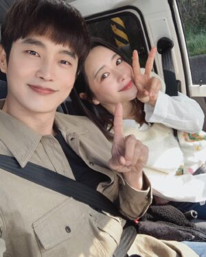Choi Woong Instagram - .
즐거운 촬영장, 팬더보영이랑 꽃주은철기😜
갑자기 추워진 날씨 감기조심하세요🤧
#영화 #감동의나날 #홍수아 #의성