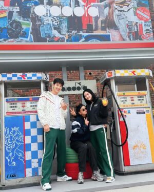 Choi Woong Instagram - .
#디아도라 팝업 스토어 성수 💕
수아랑 디아도라 케미🤣
옷이 너무 예뻐서 😍😍
멋진 팝업스토어에서 좋은 추억💖
영미누나 감사해요 🥰