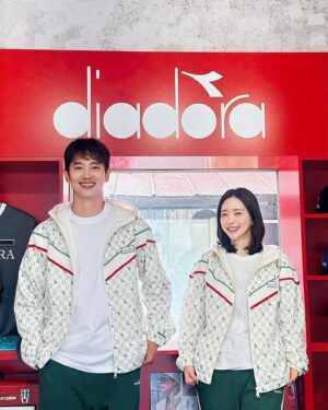 Choi Woong Instagram - .
#디아도라 팝업 스토어 성수 💕
수아랑 디아도라 케미🤣
옷이 너무 예뻐서 😍😍
멋진 팝업스토어에서 좋은 추억💖
영미누나 감사해요 🥰