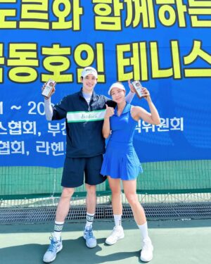 Choi Woong Instagram - .
🥈테니스🎾전국대회 준우승🥈
.
.
.
예선 6:2 / 2:6 조2위
본선 6:1 / 6:1 / 6:2 / 6:5 / 6:0 / 6:2 F 4:6
테초부터 랠리도 안되는 나랑 같이 공쳐주고.. 내 똥볼 받아주고 키워준
실력도 인성도 슈퍼그이상인 혜연이랑 처음 나간 혼복전국대회 준우승이라니.. 말잇못...🥶 흠잡을데없이 캐리해주는 파트너 덕분에 결승까지 갈수있엇어, 최고였어, 넘넘 고마워👍👍 @helena_tennis_
.
.
.
✨️2년반짜리 테린이랑 항상 같이 공쳐주고 조언해주는
우리 수요모임 코치들, 아레나💕 라뷰
고마워요. ❤️‍🔥 아침부터 주차장 랠리해주시고 연습시켜준
창명코치 @tennis_woo87 ,수아형님 @sooah.hong 감사하구,
해설하시면서 수고하신 울짱사부님도 @zzangsabu 감사드려요.
더운날에도 응원와주시고❣️
#디아도라 풀착해주신 영미누나 @youngmi_0909
베캄독 @becky_bk_0922 테디 @teddythor_tennis
우리 네이버팬카페 @1986sunwoongfancafe  @woong1228 회장님,누나 그리구 울 회사 식구들🫶 넘넘 감사해요👍
벙개로 연락드려도 흔쾌히 받아주시는 누나,형님들, 항상 배려해주셔서 감사드립니다, 잊지않겟습니다 🙏
.
.
.
마지막으로 결승전을 위해 스케쥴 배려해주신
우리 스캔들팀 감사합니다💖
오늘도 #스캔들 #본방사수 ❤️❤️❤️....더보기