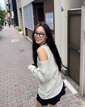 Choi Ye-bin Instagram - 🤓🗼