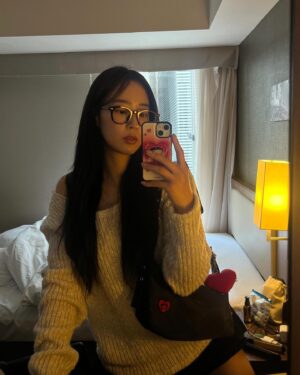Choi Ye-bin Instagram - 🤓🗼