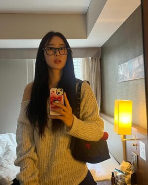 Choi Ye-bin Instagram - 🤓🗼