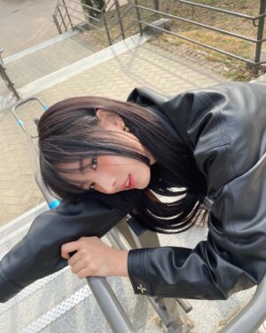 Choi Yun-jin Instagram - 🎧🤍