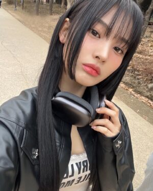 Choi Yun-jin Instagram - 🎧🤍