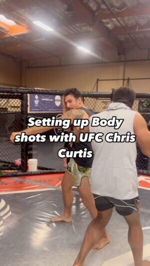 Chris Curtis Instagram - Our boy @actionman513 dropping knowledge on dropping people with body shots 🥊
🔊🔊🔊
Sound up and try it out in sparring!
🐲
Follow @houseofdragonsinternational & the homie @actionman513 to grow your fight IQ
🐲
🐲
🐲
#mma #mmafighter #fighter #mmatraining #boxing #boxingtraining #boxinglife #fightnight #fightclub