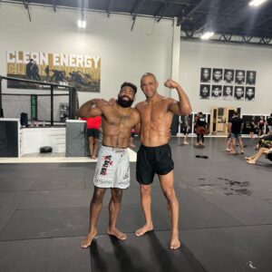 Chris Curtis Instagram - Look who is here!!! 👀👀👀
It’s a pleasure meet you in person, see how humble you are. It’s so nice to have you here brother!!!

#mma #robocop #ufc #ufcboston #florida #jiujitsu