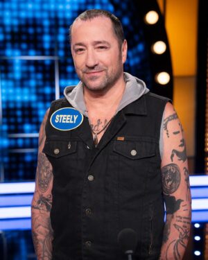 Chris Daughtry Instagram - IT ALL GOES DOWN TONIGHT!!!! 👊🤘We're going head to head against our boys in @paparoach on @familyfuedabc all in support of @afspnational 

Don't miss #CelebrityFamilyFued TONIGHT at 8/7c on @abc and streaming on @hulu

Who you got???

#familyfued