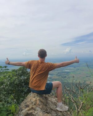 Chris Jonathan Roy Chaafe Instagram - ขึ้นเขาวงพระจันทร์ #Sundaytrip