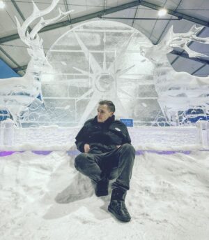 Chris Jonathan Roy Chaafe Instagram - เรามักจะพยายามหาความสุขจากผู้อื่น จากสิ่งเร้าภายนอก จนลืมเรียนรู้การมีความสุขกับตัวเองจากภายใน
สังคมมันสะดวกสบาย เรามีหนังให้ดู มีเพลงให้ฟัง มีสถานที่ให้เที่ยว มีมือถือคอยเป็นเพื่อนคู่ใจไปทุกที่ ที่สามารถจะดูคนอื่น สนใจชีวิตผู้อื่นได้เมื่อไหร่ก็ได้ผ่าน social media... 
แล้วไหนละเวลาที่มีให้กับตัวเอง ที่ทำความเข้าใจตัวตนที่เป็น และตัวตนที่อยากจะเป็นในวันข้างหน้า 

วันละ 1 ชม ถ้าลองตัดสิ่งภายนอกออกไป เงียบๆ แล้วลองรับสิ่งที่อยู่ภายในตัวเองบ้าง เราอาจจะเจอเป้าหมายใหม่ๆในชีวิต เราอาจจะได้เริ่มเข้าใจตัวเองมากขึ้น แล้วมันจะนำไปสู่ความสุขที่ยั่งยืน ความสุขจากภายใน ไม่ใช่การบังคับความสุขจากสิ่งเร้า จากผู้คนภายนอก ตัวเราเองเป็นมิตรแท้ที่สุดของเรา แต่ตัวเราเองก็เป็นศัตรูตัวฉกาจสุดเช่นกัน 😁 
#พัฒนาพร้อมสมคริส