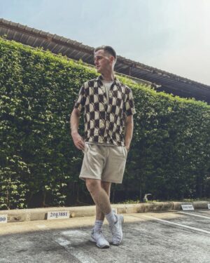 Chris Jonathan Roy Chaafe Instagram - ความสุขสร้างยังไง ผมเองก็กำลังหาหนทาง ไม่รู้ไปหมด ได้แต่ฟังคนที่พัฒนาแล้ว แล้วก็พยายามแตกหน่อความคิดด้วยตัวเองไปพร้อมๆกัน ขอลองแชร์เท่าที่เข้าใจในเวลานี้ ให้ฟัง 

เราทุกคนมีเสียงในหัวตัวเองครับ ไม่ได้บ้านะครับ 🤣🤣 มันคือความคิด 

เสียงหนึ่งเป็นเสียงที่เกเร ใจร้ายกับเราเหลือเกิน ไม่เคยจะมีคำพูดดีๆให้เราสักครั้งกดดันเราตลอด แต่เสียงนี้มีข้อดี เพราะเขาจะตรงไปตรงมา เขาจะบอกเลยเราแย่ยังไง เราต้องฟังไว้แต่ไม่ไปจมกับเสียงเขา อย่างน้อยๆเราก็นำไปปรับปรุงได้ 

อีกเสียงเป็นความโลภมากจะเอาๆ จะกินๆ จะเที่ยวๆ จะดื่มๆ จะขี้เกียจ จะนอนต่อ เสียงนี้รักสนุกและรักสบาย ซึ่งก็ต้องฟังเขาบ้างเช่นกัน เพราะเราควรได้รับการผ่อนคลายบ้างหลังจากที่ทุ่มเทเวลาเต็มที่นานๆ แต่ถ้ายอมมันตลอด ชีวิตก็มีแต่ผลาญ มีแต่อยู่กับที่ 

แล้วก็จะมีเสียงที่พูดดีกับเราเสมอ ให้กำลังใจเราตลอดเวลา แม้บางทีเราผิดมันยังหาข้อดีมาบอกเราได้ ข้อเสียของเสียงนี้คือ มันจะทำให้อีโก้ของเราเติบใหญ่ ทำให้เราไม่เคยคิดว่าเราผิด จนรู้สึกว่าเราเป็นศูนย์กลางจักรวาล ทั้งๆที่ถึงแม้เราเป็นพระเอก/นางเอกในชีวิตของเรา แต่จริงๆแล้วเราเป็นแค่ตัวประกอบในชีวิตคนอื่นๆ แต่เขาก็เป็นกำลังใจที่ดีได้ เมื่อเราต้องการจริงๆ

และสุดท้ายก็จะมีตัวเราเอง ที่เป็นศูนย์บัญชาการใหญ่ ก็คือ The self. ตัวเรามีหน้าที่คัดกรองความคิดจากทุกเสียงเหล่านี้ และนำมาใช้ให้เป็นประโยชน์ให้ได้ ถ้าเราไม่คัดกรองเสียงพวกนี้ มันจะเริ่มครองความคิดเรา แล้วสุดท้ายเราจะไม่ได้อยู่ในการควบคุม เราต้องแยกให้ได้ว่าเราควรฟังเสียงไหน ในเวลาไหน บางทีเราก็ต้องยอมฟังข้อเสียตัวเอง บางทีเราก็ควรยอมให้ตัวเองพักผ่อน และบางทีเราก็ควรจะให้กำลังใจตัวเองเมื่อล้มลง ไม่ใช่ไปซ้ำเติม จนเราไม่ยอมลุกสู้อีกต่อไป และไม่ว่าความคิดไหนจะเข้ามา รับรู้ คิดวิธีปรับปรุงแล้วปล่อยผ่านไปอย่าไปยึดติดกับเสียงใดเสียงหนึ่ง แต่ให้ความสำคัญที่การกระทำของตัวเองในปัจจุบัน เพราะทางแก้ปัญหาทุกอย่างอยู่ในปัจจุบัน ไม่ใช่อดีต ไม่ใช่อนาคต 

พอเรารู้จักใช้เสียงในหัวเราได้แล้ว ต่อไปก็เริ่มจัดระเบียบชีวิตครับ สร้าง Routine คือถ้าชีวิตยังไม่ได้ประสบความสำเร็จเลย แต่เรายังไปเที่ยวอยู่ทุกคืน สนุกตลอดเวลา เงินก็ผลาญ สุขภาพก็หาย ตื่นก็สาย ชีวิตไร้เป้าหมายมันจะเกิดความสุขได้ยังไงจริงมั้ยครับ การจะมีความสุขมันต้องมีการเตือนสติตัวเองตลอด บอกตัวเองไม่ต้องทุกข์ แต่ก็ต้องลุกแล้วลงมือทำเช่นเดียวกัน 
เลือกความคิดดีๆ จัดระเบียบชีวิต ยอมเหนื่อยสักพัก เพื่อความสบายระยะยาว อย่าปล่อยให้เวลาเสียเปล่า อย่างที่ผมเคยทำมานาน #บทความสมคริส