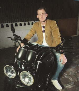 Chris Jonathan Roy Chaafe Instagram - คนเรามักจะดูถูกความสามารถตัวเอง เจอมาเยอะมากครับ คำพูดแนวๆ
"อยากเก่งอังกฤษ แต่โง่เกินไป"
"อยากอ่านหนังสือ แต่สมาธิสั้นไป"
"อยากจะหุ่นดีกว่านี้ แต่ไม่เข้มแข็งพอ ขี้เกียจเกินไป"

เขาเรียกว่า 'Learned helplessness'
เป็นภาวะที่เกิดการเรียนรู้ที่จะประพฤติตนอย่างสิ้นหวัง และยอมจำนน ถึงแม้ว่าโอกาสที่จะพัฒนายังมีอยู่

การพูดซ้ำๆบ่อยๆว่าตนโง่ ตนเป็นอย่างนั้นอย่างนี้ มันยิ่งทำให้สิ่งที่คิด ที่พูดเกิดเป็นความจริง เพราะสมองเราแยกไม่ออกหรอกครับ มันได้แต่จดจำในสิ่งที่เราพูดย้ำตัวเองบ่อยๆแล้วมันก็จะเชื่อว่านั่นคือความจริง มันก็จะแสดงออกมาที่การกระทำ ทำอะไรไป แปปๆก็จะล้มเลิก เพราะความเชื่อว่าตนเองทำไม่ได้

มันคือข้ออ้างเพื่อที่จะไม่ต้องพยายาม เป็นการตัดไฟตั้งแต่ต้นลม และเป็นการดูถูกตัวเองสุดขีด เราเป็นคนเหมือนกันมีสมองเหมือนกัน พรสวรรค์อาจจะมีไม่เท่ากัน แต่พรแสวงมันขึ้นอยู่กับเราว่าจะมีมากหรือน้อยแค่ไหน

เพราะฉนั้นทำอะไร ก็ทำให้สุดๆแบบมีวินัยและมีเวลาให้กับมันอย่างจริงๆจังๆ อย่าแค่ "ลองทำดู" เพราะการลองก็เป็นแค่การลองไงครับ

ควรลงมือทำ และทำมันไปเรื่อยๆจนกว่าจะได้ สมองเป็นเครื่องมือที่มีไว้ให้เราใช้ ไม่ใช่มันใช้เรา เราเลือกได้ว่าเราจะให้สมองมีการนึกคิดแบบไหน จะลงมือทำในสิ่งใด อะไรที่เราจะยอมและไม่ยอมให้มันคิดและทำ

ในหนังสือ The power of now เขาบอกไว้ว่า เราสามารถที่จะสังเกตความคิดเราได้ เพราะฉนั้นแล้วเราไม่ได้เป็นเพียงสมอง แต่เราคือจิตวิญญาณที่อยู่เหนือมันอีกที เพราะถ้าเราเป็นแค่สมองและต้องยอมจำนนต่อมันอย่างเดียว เราจะกลายเป็นผู้สังเกตการณ์ความคิดตัวเองได้อย่างไร เราจะโต้แย้งมันได้อย่างไร เราคือผู้ควบคุมตัวเรา เราคือคนกำหนด
Take control of the mind. It's our most powerful tool.

#instagood #instagram #fyp #ขึ้นฟีดเถอะ #motorcycle #สมคริส #บทความสมคริส