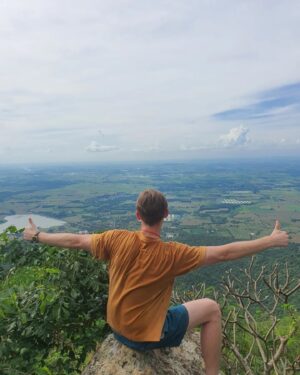 Chris Jonathan Roy Chaafe Instagram - ขึ้นเขาวงพระจันทร์ #Sundaytrip