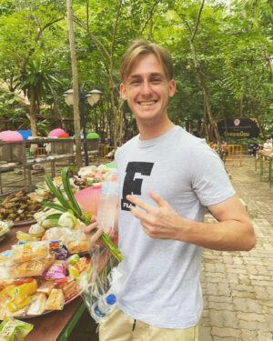 Chris Jonathan Roy Chaafe Instagram - ชีวิต จะทุกข์ มันก็ทุกข์แต่เพียงคนเดียว เพราะงั้นสุขดีกว่า ถ้าหากทุกข์ไม่ช่วยอะไรให้ดีขึ้น เข้าพรรษานี้ งดแอล แต่ไม่งดเที่ยวนะคร้าบบ 😅 #เข้าพรรษา #ฟังธรรม #ทำบุญ