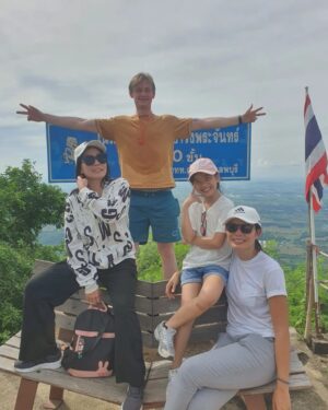 Chris Jonathan Roy Chaafe Instagram - ขึ้นเขาวงพระจันทร์ #Sundaytrip