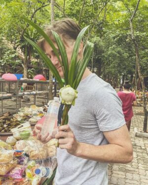 Chris Jonathan Roy Chaafe Instagram - ชีวิต จะทุกข์ มันก็ทุกข์แต่เพียงคนเดียว เพราะงั้นสุขดีกว่า ถ้าหากทุกข์ไม่ช่วยอะไรให้ดีขึ้น เข้าพรรษานี้ งดแอล แต่ไม่งดเที่ยวนะคร้าบบ 😅 #เข้าพรรษา #ฟังธรรม #ทำบุญ