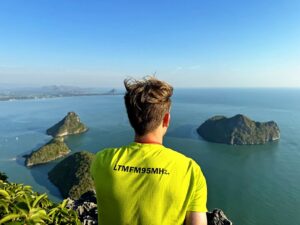 Chris Jonathan Roy Chaafe Instagram - This year was good, but next year... next year will be great!
ปีนี้เป็นปีที่ดี.... แต่ปีหน้าจะเป็นปีที่ดีกว่า

#Thailand #mountains #sea #travel #instagood #instagram #photooftheday #เขาล้อมหมวก