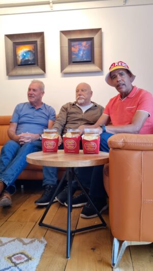 Chris Kamara Instagram - AD. There’s no better way to watch Football with your mates than by drinking a Pint and eating some Walkers crisps. Now I can do both at the same time thanks to the Walkers Crisps Pint 🍻

You can get a Walkers Crisp Pint holder at selected Stonegate pubs when you purchase a pack of Walkers, until stocks last. No Walkers, No Game. #CrispPint @walkers_crisps