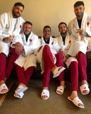 Chris Kamara Instagram - Excited to line up on the sofa with @fourladsinjeans for the biggest night in European football. 
I may not look as good in jeans, but I look UNBELIEVABLE in a @hotelsdotcom robe yes? 🤣#UCLFinal #ChampionsNightIn #ad