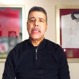 Chris Kamara Instagram - AD| There’s some BIG news in the world of Sunday League… #eBay #dreamtransfers @ebay_uk