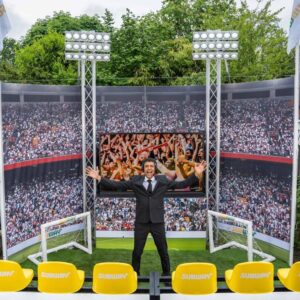 Chris Kamara Instagram - After hearing that the Feehely family had all of their Euros tickets cancelled due to stadium restrictions, I dropped in on the footie-fanatic family with @Subway_ukireland to surprise them with the ultimate at-home football stadium experience… now that’s unbelievable! #TimeForASub #Ad