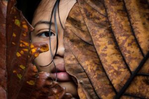 Chris Packham Instagram - Orang Rimba Girl , Sumatra . Canon 5D SR , 70-200 F4 . I spent three days with her family , catching frogs and fish and smoking a bush pig in the night . Sleeping in their camp , listening to the jungle , smeilling their fires smoke and watching the stars twinkle through the canopy of giant trees was ‘other worldly’ , a world of natural experiences that was ours yesterday is now only theirs today . ‘Chris Packham : In Search of the Lost Girl’ is on BBC2 tomorrow at 9pm . #sumatra #orangrimba #oilpalm #oilpalmfree #canon #canonphotography #canonuk #photography #photooftheday