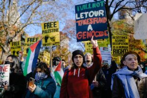 Chris Smalls Instagram - ❤️‍🔥 From the belly of the beast,
We want justice we want peace!

❌ Starting the day at Washington Square Park to reject #BlackFriday, and declare today #PeoplesDayforPalestine.

📢 Speakers like two of the writers arrested yesterday for disrupting the Macy’s Day Parade and Chris Smalls from labor connect  all of our fights to the liberation of Palestine. Every sector of our society has mobilized and will CONTINUE to mobilize for Palestine! 

🇵🇸 We cannot stop, we will not let up. We will keep building momentum until our demands are met. A PERMANENT ceasefire, an end to the occupation, and an end to all U.S. aid to Israel!