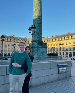 Christa Miller Instagram - Paris est ma ville préférée au monde. 
J’essaie de convaincre Henry à faire ses études universitaires la bas. 
Ainsi je pourrais emménager dans son dortoir. Il a besoin de sa « Mama » prêt de lui…

I’m trying to convince Henry to go to college in Paris. I will move into his dorm with him. He needs his Mama close lol.