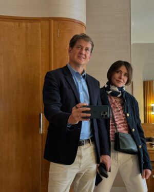 Christa Miller Instagram - Paris est ma ville préférée au monde. 
J’essaie de convaincre Henry à faire ses études universitaires la bas. 
Ainsi je pourrais emménager dans son dortoir. Il a besoin de sa « Mama » prêt de lui…

I’m trying to convince Henry to go to college in Paris. I will move into his dorm with him. He needs his Mama close lol.