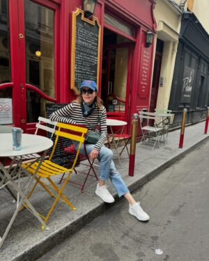 Christa Miller Instagram - Paris est ma ville préférée au monde. 
J’essaie de convaincre Henry à faire ses études universitaires la bas. 
Ainsi je pourrais emménager dans son dortoir. Il a besoin de sa « Mama » prêt de lui…

I’m trying to convince Henry to go to college in Paris. I will move into his dorm with him. He needs his Mama close lol.
