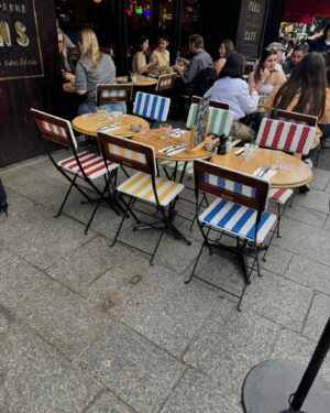Christa Miller Instagram - Paris est ma ville préférée au monde. 
J’essaie de convaincre Henry à faire ses études universitaires la bas. 
Ainsi je pourrais emménager dans son dortoir. Il a besoin de sa « Mama » prêt de lui…

I’m trying to convince Henry to go to college in Paris. I will move into his dorm with him. He needs his Mama close lol.