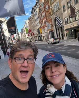 Christa Miller Instagram - Paris est ma ville préférée au monde. 
J’essaie de convaincre Henry à faire ses études universitaires la bas. 
Ainsi je pourrais emménager dans son dortoir. Il a besoin de sa « Mama » prêt de lui…

I’m trying to convince Henry to go to college in Paris. I will move into his dorm with him. He needs his Mama close lol.