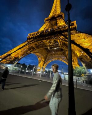 Christa Miller Instagram - Paris est ma ville préférée au monde. 
J’essaie de convaincre Henry à faire ses études universitaires la bas. 
Ainsi je pourrais emménager dans son dortoir. Il a besoin de sa « Mama » prêt de lui…

I’m trying to convince Henry to go to college in Paris. I will move into his dorm with him. He needs his Mama close lol.