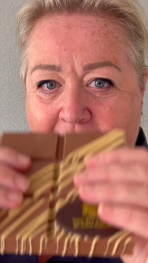 Christel de Laat Instagram - De Lotus chocoladereep testen 😋🍫 @echtebakkervandersteen