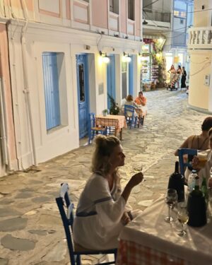 Christine Meltzer Instagram - Darlings titta hit 👀🇬🇷💙!!
När en semester övergår i mer än man nånsin kunnat drömma om.
När man hittar en pärla så vill man (läs jag) liksom behålla den för sig själv. Men så inser man (jag igen) att den är för ljuvlig för att inte dela med sig av.
Såååå…anteckna…skriv upp…kom ihåg…
Mitt i grekiska havet ligger denna lilla pärla.
Skopelos.
Du är magi 💙🇬🇷