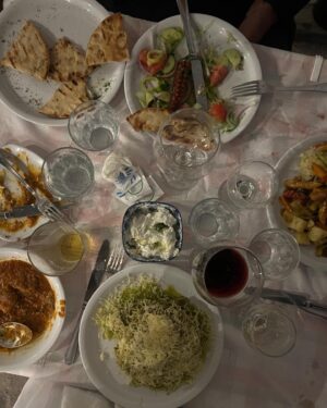 Christine Meltzer Instagram - Darlings titta hit 👀🇬🇷💙!!
När en semester övergår i mer än man nånsin kunnat drömma om.
När man hittar en pärla så vill man (läs jag) liksom behålla den för sig själv. Men så inser man (jag igen) att den är för ljuvlig för att inte dela med sig av.
Såååå…anteckna…skriv upp…kom ihåg…
Mitt i grekiska havet ligger denna lilla pärla.
Skopelos.
Du är magi 💙🇬🇷