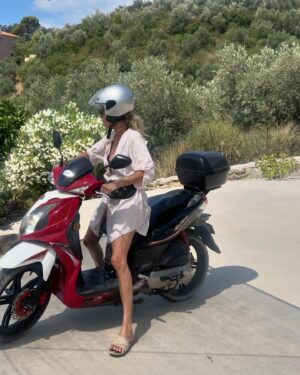 Christine Meltzer Instagram - Darlings titta hit 👀🇬🇷💙!!
När en semester övergår i mer än man nånsin kunnat drömma om.
När man hittar en pärla så vill man (läs jag) liksom behålla den för sig själv. Men så inser man (jag igen) att den är för ljuvlig för att inte dela med sig av.
Såååå…anteckna…skriv upp…kom ihåg…
Mitt i grekiska havet ligger denna lilla pärla.
Skopelos.
Du är magi 💙🇬🇷
