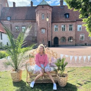 Christine Meltzer Instagram - Nämen joooo det e sant!!!
Jag har fått vara på ett ljuvligt slott i en vecka å lyssnat på de mest fantastiska liv och historier.
Mitt liv fick sig också en dag och det var svårare än jag nånsin kunnat ana.
Att sitta på högkanten av bordet å ta plats.
Men jag gjorde så gott jag kunde å skratt, gråt och historier blandades i nån mix som tydligen kallas mitt liv.
Allt detta kommer sippra ut i tv nångång i vinter så jag har (tack å lov) en liten stund å landa innan ni får se och lyssna 🫣
PUSS å GLAD MIDSOMMAR alla darlings 🌸🌱🌸