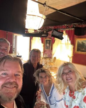 Christine Meltzer Instagram - Nämen joooo det e sant!!!
Jag har fått vara på ett ljuvligt slott i en vecka å lyssnat på de mest fantastiska liv och historier.
Mitt liv fick sig också en dag och det var svårare än jag nånsin kunnat ana.
Att sitta på högkanten av bordet å ta plats.
Men jag gjorde så gott jag kunde å skratt, gråt och historier blandades i nån mix som tydligen kallas mitt liv.
Allt detta kommer sippra ut i tv nångång i vinter så jag har (tack å lov) en liten stund å landa innan ni får se och lyssna 🫣
PUSS å GLAD MIDSOMMAR alla darlings 🌸🌱🌸