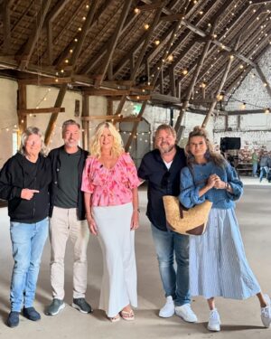 Christine Meltzer Instagram - Nämen joooo det e sant!!!
Jag har fått vara på ett ljuvligt slott i en vecka å lyssnat på de mest fantastiska liv och historier.
Mitt liv fick sig också en dag och det var svårare än jag nånsin kunnat ana.
Att sitta på högkanten av bordet å ta plats.
Men jag gjorde så gott jag kunde å skratt, gråt och historier blandades i nån mix som tydligen kallas mitt liv.
Allt detta kommer sippra ut i tv nångång i vinter så jag har (tack å lov) en liten stund å landa innan ni får se och lyssna 🫣
PUSS å GLAD MIDSOMMAR alla darlings 🌸🌱🌸