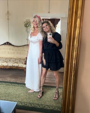 Christine Meltzer Instagram - Nämen joooo det e sant!!!
Jag har fått vara på ett ljuvligt slott i en vecka å lyssnat på de mest fantastiska liv och historier.
Mitt liv fick sig också en dag och det var svårare än jag nånsin kunnat ana.
Att sitta på högkanten av bordet å ta plats.
Men jag gjorde så gott jag kunde å skratt, gråt och historier blandades i nån mix som tydligen kallas mitt liv.
Allt detta kommer sippra ut i tv nångång i vinter så jag har (tack å lov) en liten stund å landa innan ni får se och lyssna 🫣
PUSS å GLAD MIDSOMMAR alla darlings 🌸🌱🌸