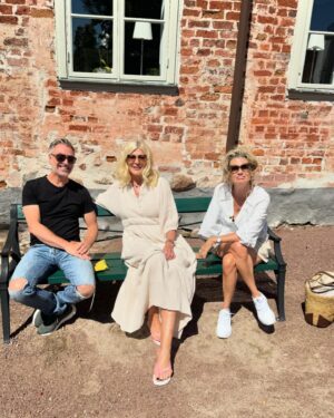 Christine Meltzer Instagram - Nämen joooo det e sant!!!
Jag har fått vara på ett ljuvligt slott i en vecka å lyssnat på de mest fantastiska liv och historier.
Mitt liv fick sig också en dag och det var svårare än jag nånsin kunnat ana.
Att sitta på högkanten av bordet å ta plats.
Men jag gjorde så gott jag kunde å skratt, gråt och historier blandades i nån mix som tydligen kallas mitt liv.
Allt detta kommer sippra ut i tv nångång i vinter så jag har (tack å lov) en liten stund å landa innan ni får se och lyssna 🫣
PUSS å GLAD MIDSOMMAR alla darlings 🌸🌱🌸