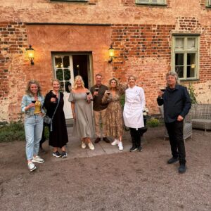 Christine Meltzer Instagram - Nämen joooo det e sant!!!
Jag har fått vara på ett ljuvligt slott i en vecka å lyssnat på de mest fantastiska liv och historier.
Mitt liv fick sig också en dag och det var svårare än jag nånsin kunnat ana.
Att sitta på högkanten av bordet å ta plats.
Men jag gjorde så gott jag kunde å skratt, gråt och historier blandades i nån mix som tydligen kallas mitt liv.
Allt detta kommer sippra ut i tv nångång i vinter så jag har (tack å lov) en liten stund å landa innan ni får se och lyssna 🫣
PUSS å GLAD MIDSOMMAR alla darlings 🌸🌱🌸