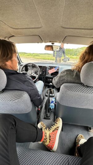 Christoffer Strandberg Instagram - Top Gear Suomi perhe 🏁 Nyt etsitään ultimaattista teini-autoa ja meno on sen mukainen. Jakso löytyy nyt jo Ruudusta. 💨
@nelonen @ruutu #topgear #topgearsuomi