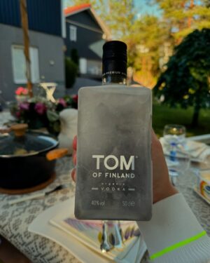 Christoffer Strandberg Instagram - Seksihelle bätäng, tai joku muu vastaavaa raflaava otsikko. Tässä kuitenkin kahdeksan vinkkiä täydelliseen juhannukseen, miksi ei elämäänkin. Lopussa vakava söpöysvaroitus! 🆘🆘🆘

1. Kunnon molskahdus pidentää ikää, so wet.
2. Kukkaruukku-cooleri samppanjalle on must have.
3. Vaippabaletti on nyt in.
4. Retki Tammisaareen, cool kids only.
5. Takakontti täyteen, if you know what I mean. 
6. Kuuntele ja maistele Tomppaa, ice ice baby.
7. Suklaata ja kotilomaljakka, to die for.
8. Kauneusunet, sleeping beauty.

Perinteitä ja perhettä, tack. 💕
#juhannus #midsommar
