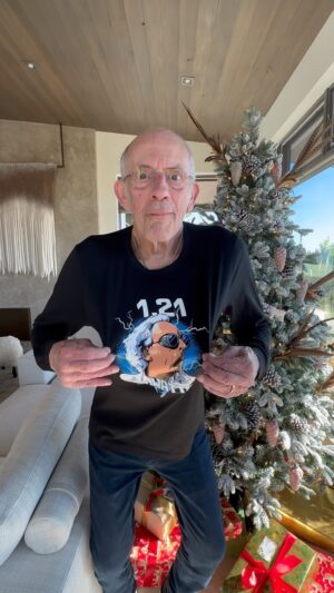 Christopher Lloyd Instagram - Merry Christmas time travelers! 🎄⚡️