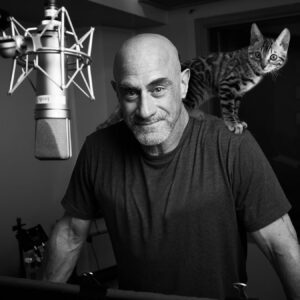 Christopher Meloni Instagram - Cat food gone missing, claw marks, and a meowing parrot? #AD 
Tune into the podcast “Catch A Cat Burglar: Purry Duty”
where @TemptationsCats and I unravel the mystery of the missing Temptations Wet Cat Food. Help us decide the case by voting Guilty or Not Guilty after listening to episode 4 on Spotify or in the comments below #temptationsCat